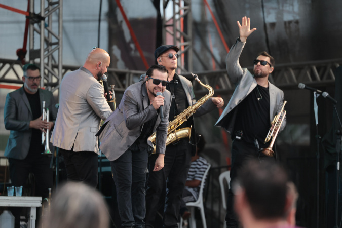 Rock da Big Time Orchestra agita Palco Sunset em Guaratuba
