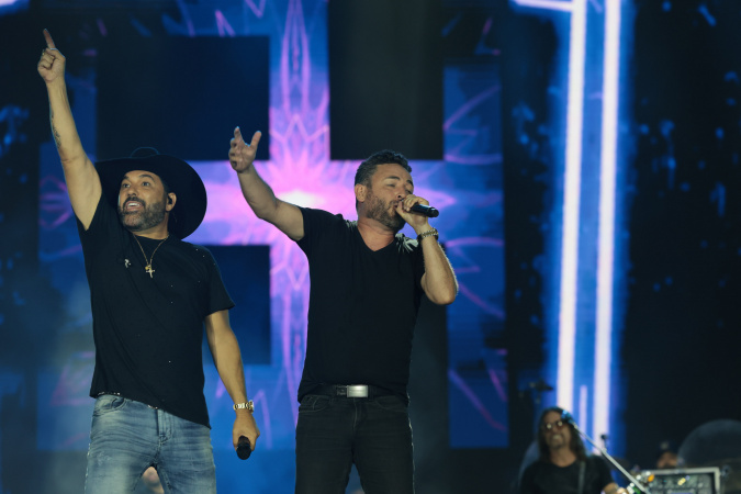 Músico sertanejo conquista público ao cantar com Edson e Hudson no Verão Maior Paraná