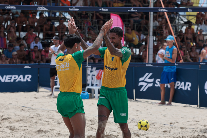 Brasileiros conquistam vitória no desafio internacional de futevôlei no Verão Maior Paraná