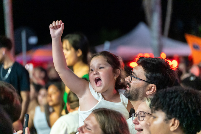 Gustavo Mioto e Jiraya Uai animam multidão em show no Verão Maior Paraná
