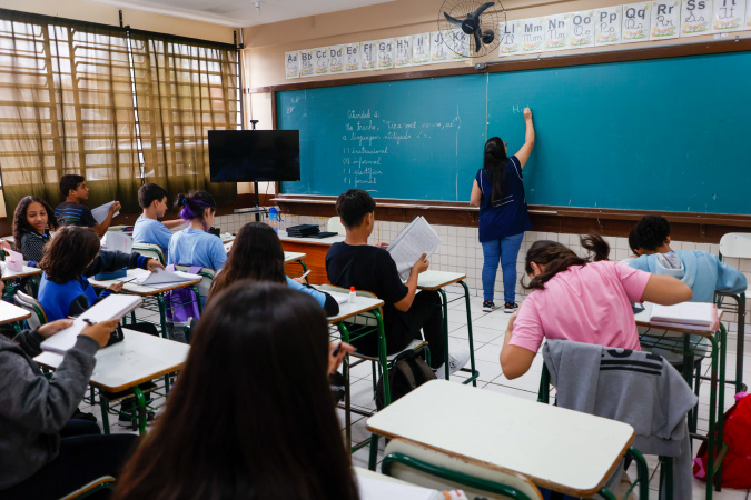 Empresas assumem gestão de 13 colégios estaduais pelo programa parceiro da escola